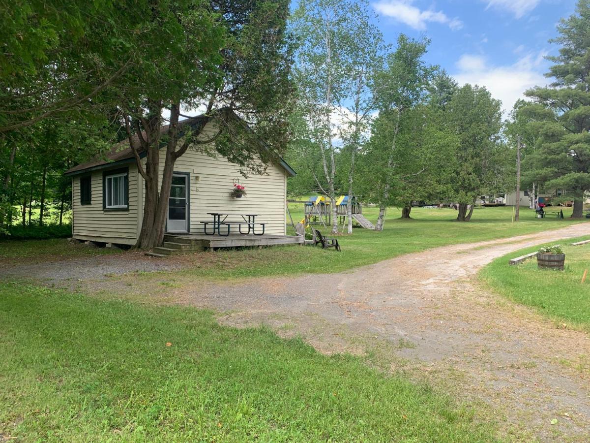 Colonial Bay Motel And Cottages Huntsville Exterior photo