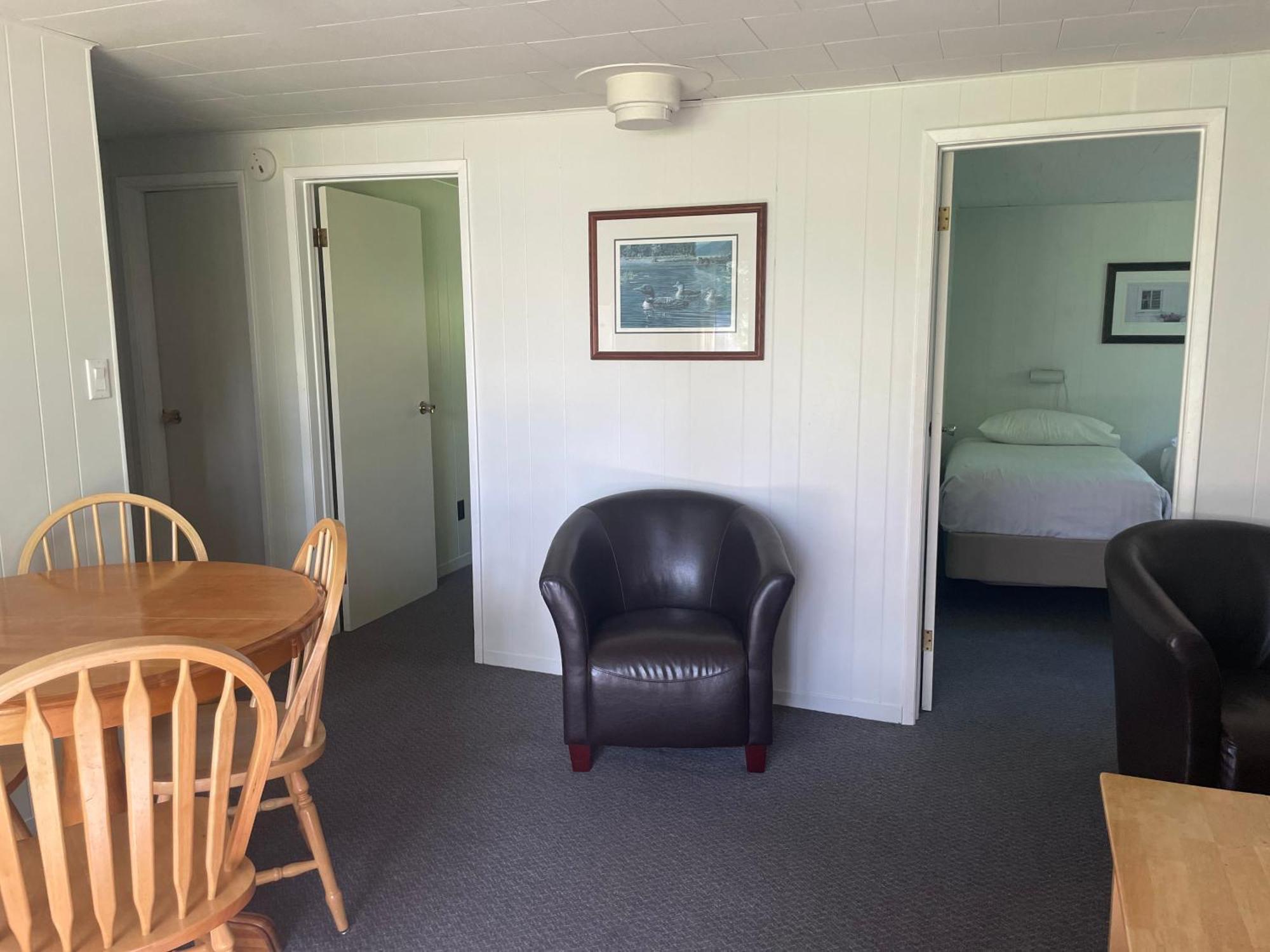 Colonial Bay Motel And Cottages Huntsville Exterior photo