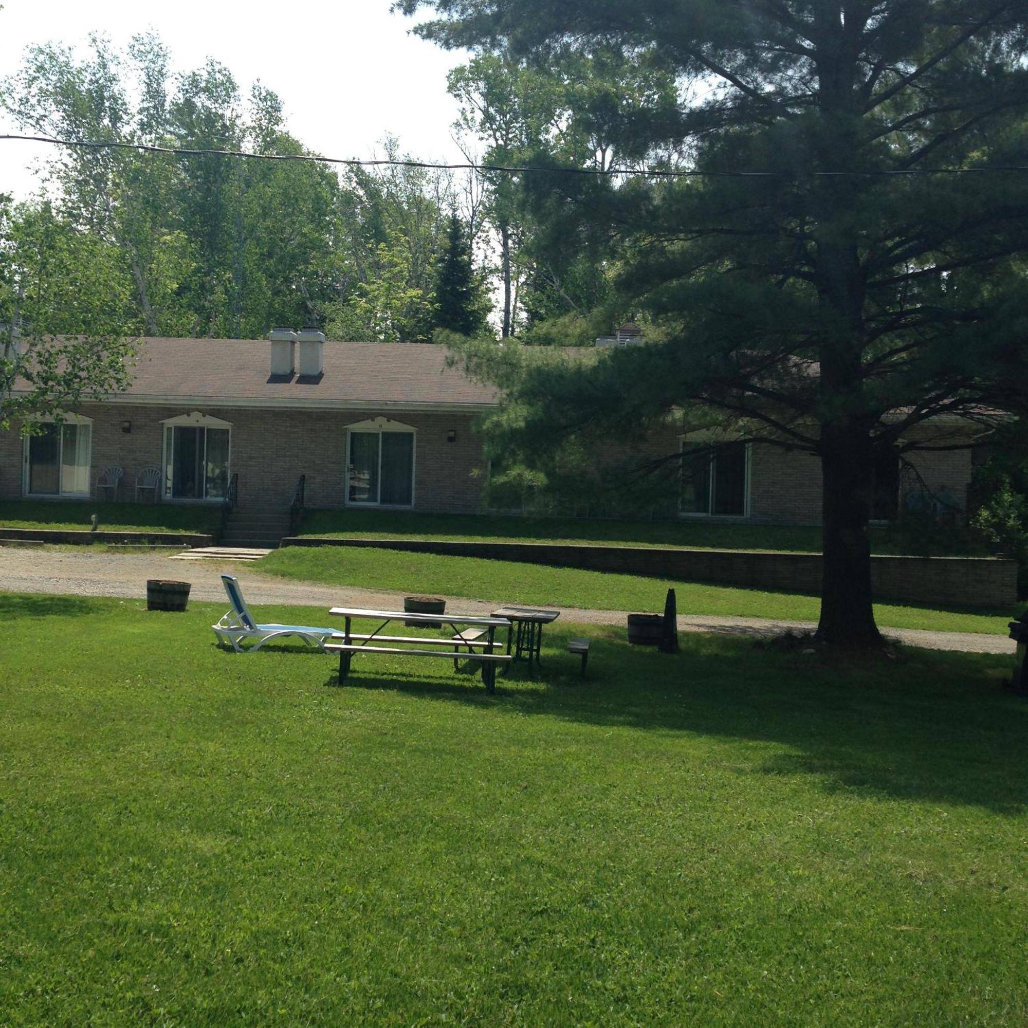 Colonial Bay Motel And Cottages Huntsville Exterior photo